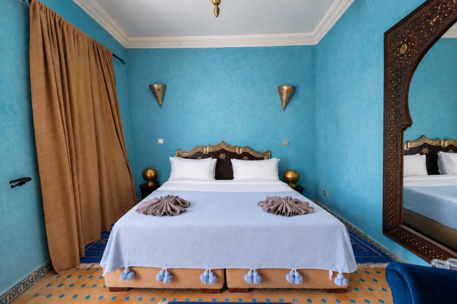 Chambre Turquoise, tadelakt bleu et bois sculpt&eacute;