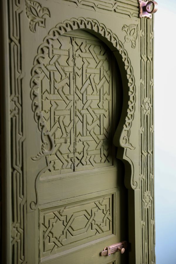 Porte en bois sculpt&eacute;