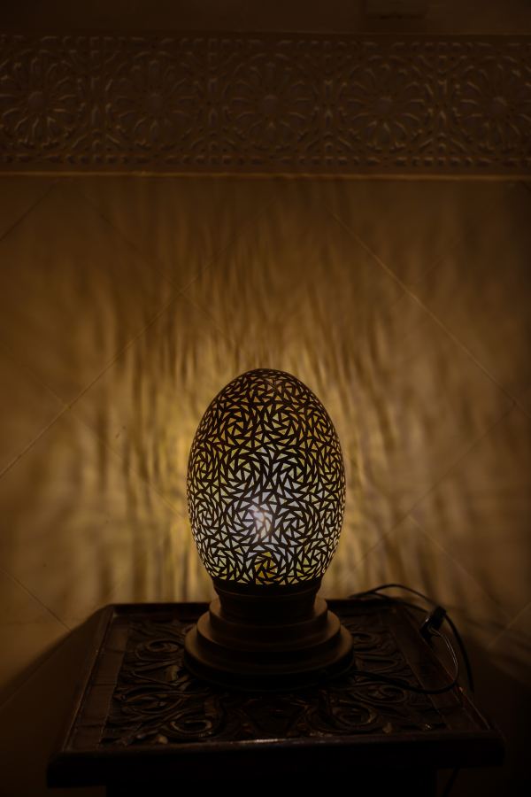 Lampe en m&eacute;tal ajour&eacute;