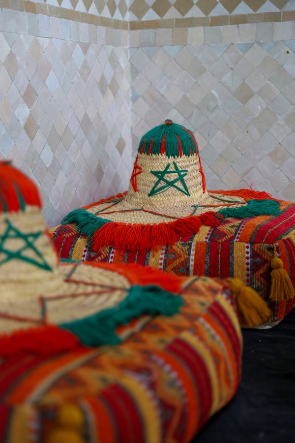 Chapeaux berb&egrave;res et coussins tiss&eacute;s
