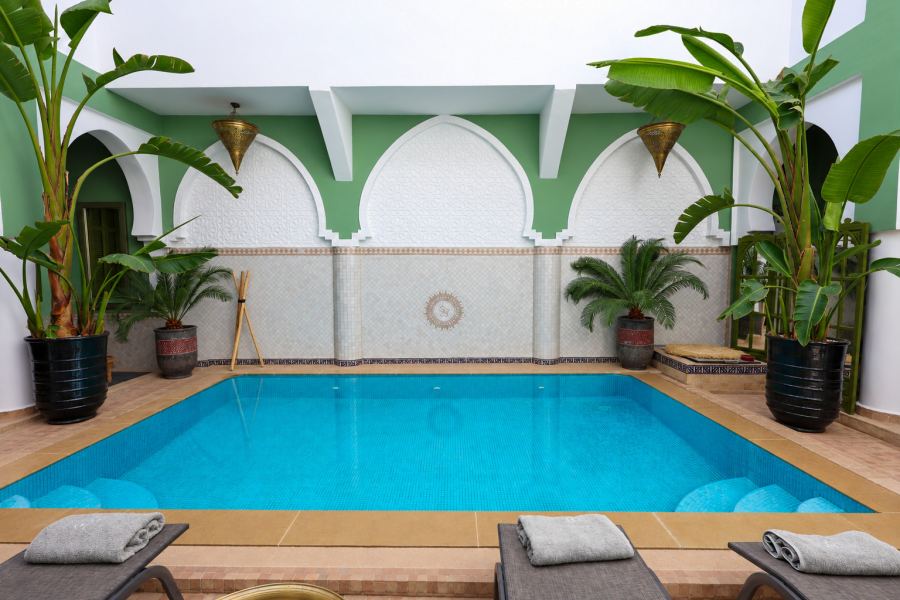 Piscine chauff&eacute;e et arcades du patio