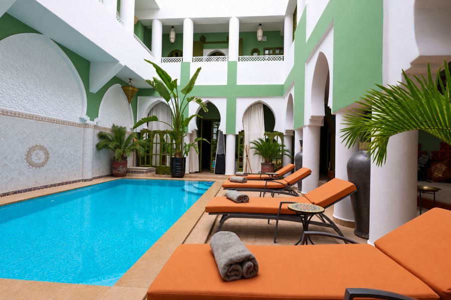 Transats au bord de la piscine