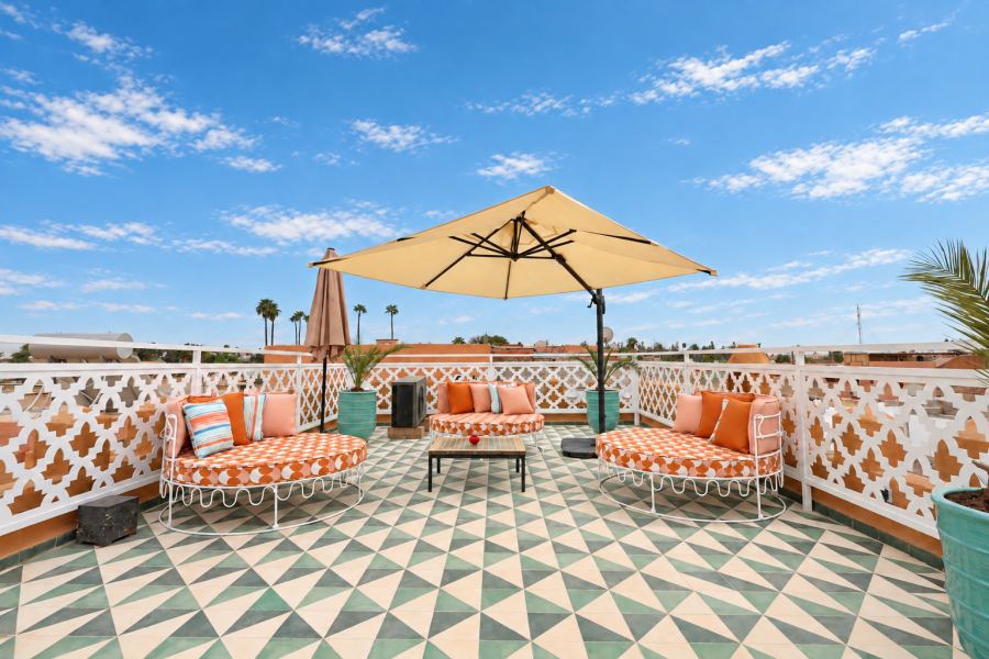 Le salon du rooftop sous le ciel de Marrakech