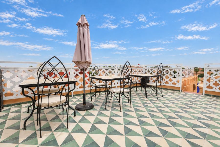 Tables du rooftop pour le petit-d&eacute;jeuner et le d&icirc;ner