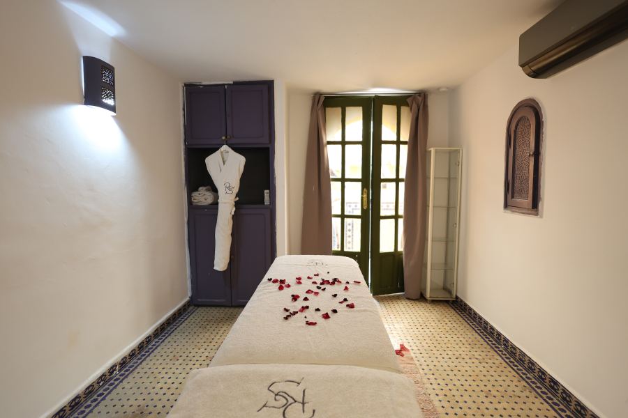 Table de massage parsem&eacute;e de p&eacute;tales de rose