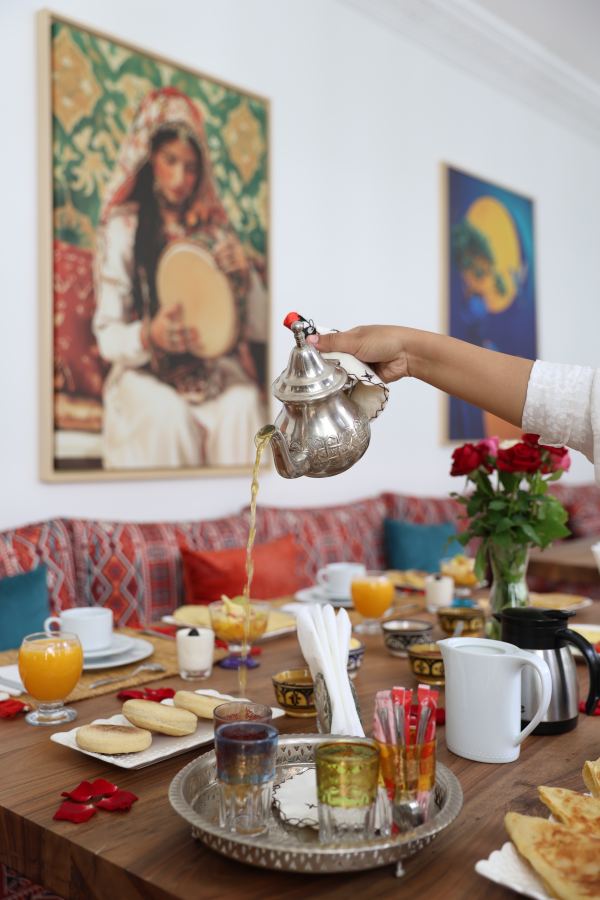 Le th&eacute; &agrave; la menthe servi au petit-d&eacute;jeuner