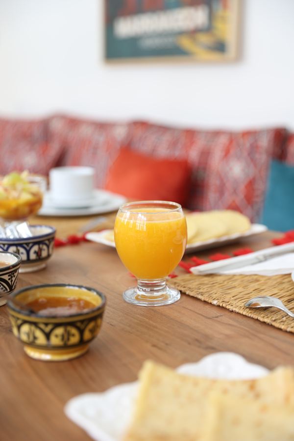 Jus d'orange press&eacute; et douceurs du matin