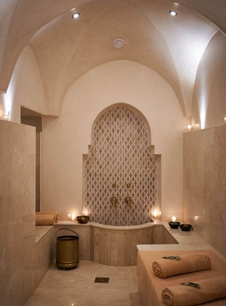 Plongez dans un univers de sérénité avec nos soins bien-être. Réservez un hammam traditionnel ou un massage relaxant dans nos espaces privatisés, ou commencez votre journée par une séance de yoga privative sur notre terrasse, face aux toits de Marrakech. Une parenthèse ressourçante, en toute intimité.r